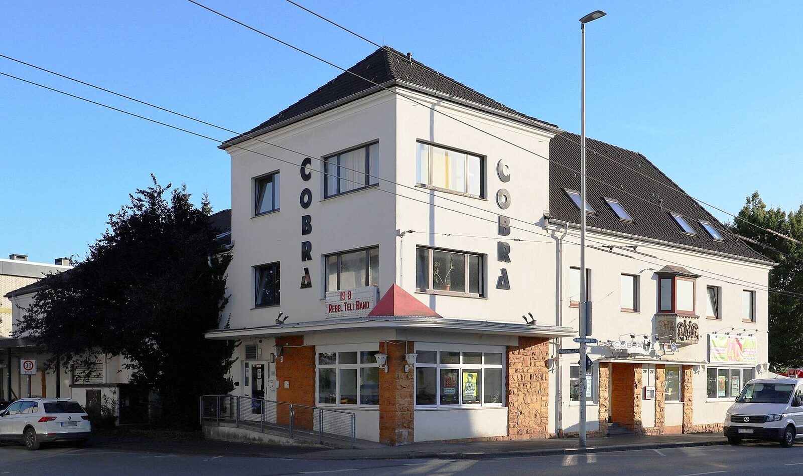 Das weiße Gebäude des Cobra-Kulturzentrums an der Merscheider Straße in Solingen.
